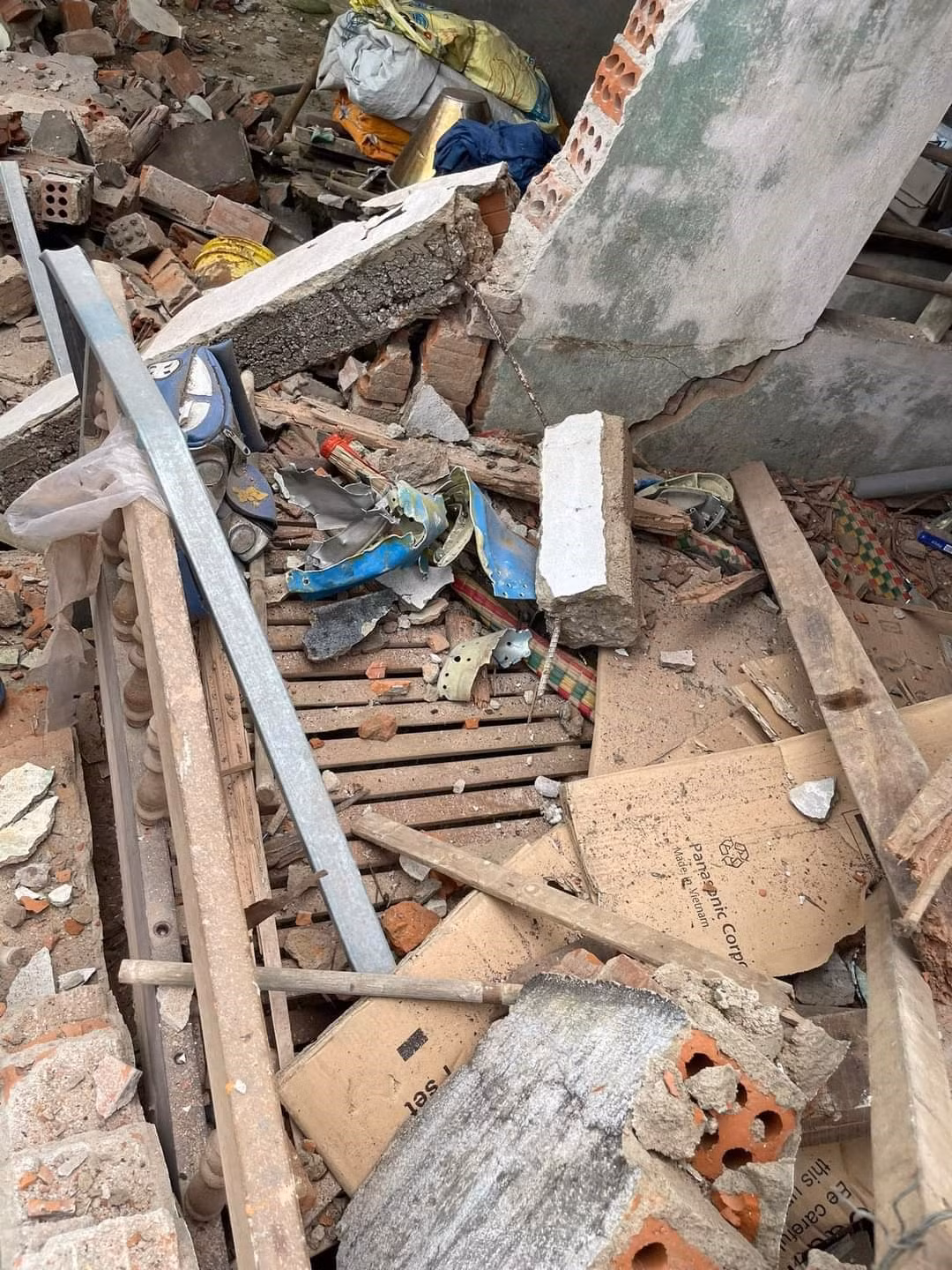 Rất may, thời điểm máy bay rơi, không có người ở nhà nên không ai bị thương.