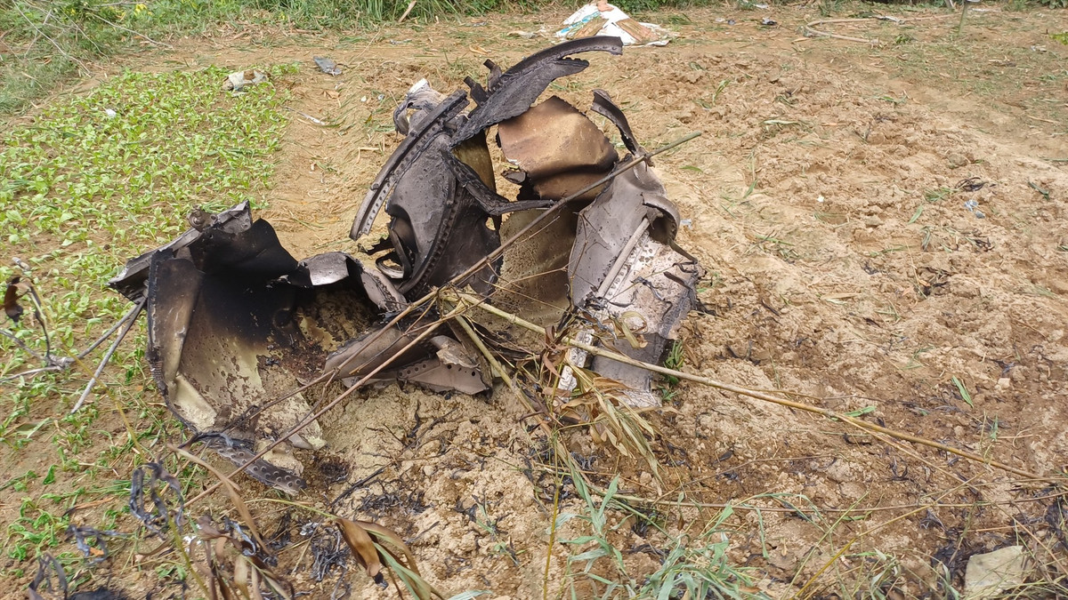 Tại hiện trường, nằm vương vãi khắp nơi là các mảnh vỡ của máy bay. Vị trí đầu và đuôi máy bay nằm cách xa nhau vài trăm mét.