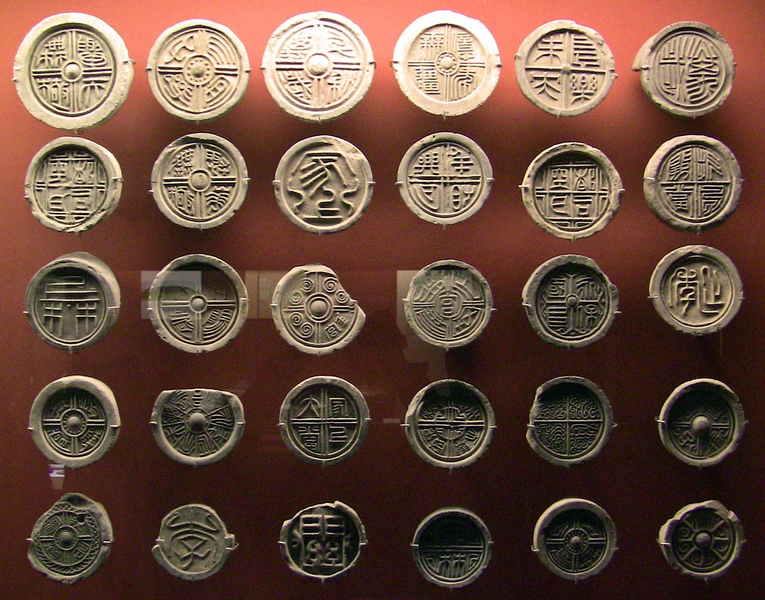 Một số vật dụng được tìm thấy trong mộ.