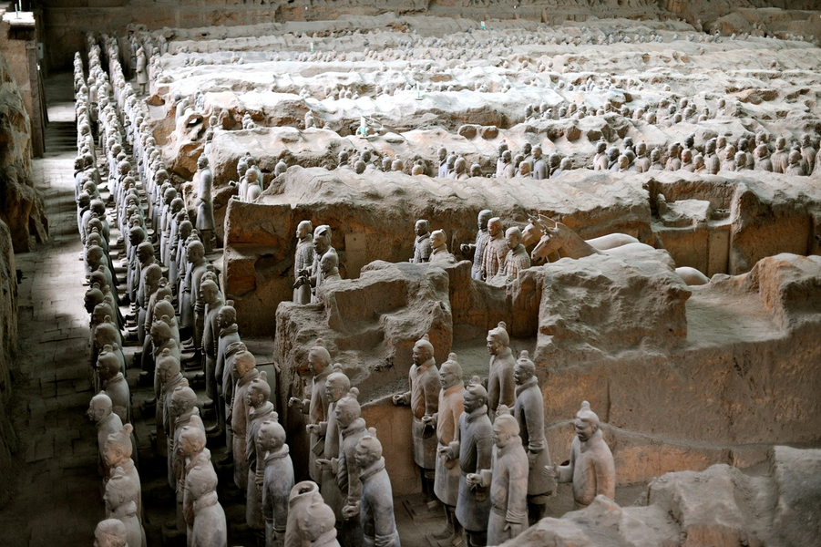 Bốn hố chôn đã được khai quật với tổng diện tích hơn 25.000 mét vuông. Tuy nhiên, đó chỉ là phần bên ngoài khu lăng mộ. Các nhà khảo cổ dự đoán có tới 8.000 tượng đất nung bên trong, nơi an nghỉ vĩnh hằng của hoàng đế nhà Tần.