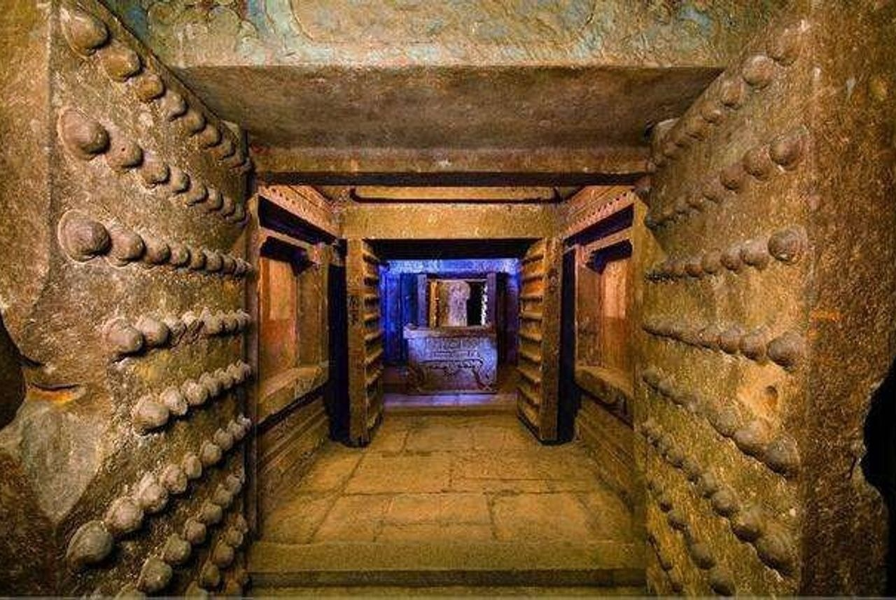 Bố cục của lăng mộ được mô phỏng theo kinh đô Hàm Dương thời nhà Tần, được chia thành các khu nội và ngoại thành.