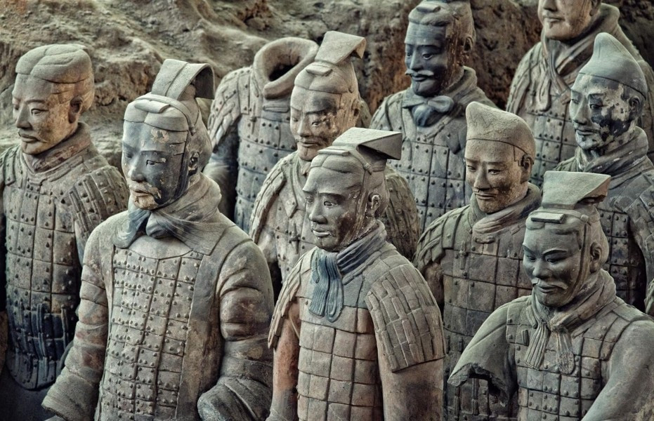 Đến cuối thế kỷ XX, cộng đồng khảo cổ quốc tế đều ủng hộ việc ngừng khai quật sâu vào lăng mộ, do lo ngại làm tổn hại vĩnh viễn đến ngôi mộ. Ngoài ra, nồng độ thủy ngân trong lăng mộ cao gấp 280 lần mức bình thường và những lo ngại về các bẫy trộm mộ, cũng là trở ngại ngăn cản việc khai quật ngôi mộ.