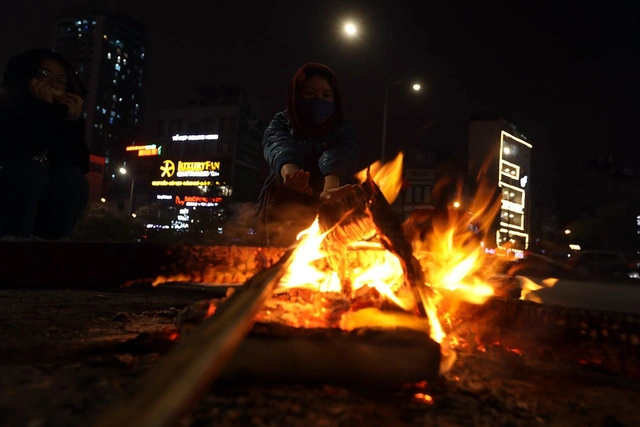 Đốt lửa sưởi ấm trên vỉa hè, lòng đường có thể bị phạt tù Dot lua suoi am tren via he, long duong co the bi phat tu