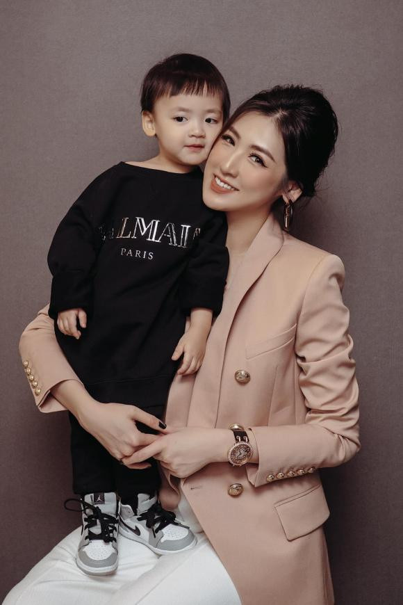 Vào tối 1/1, Á hậu Tú Anh gây sốt khi hé lộ cơ ngơi hoành tráng vừa được xây dựng. Có thể thấy, tổ ấm của nàng Á hậu vô cùng khang trang và xịn xò hết nấc. Từng góc đều gây ấn tượng vì những món nội thất sang trọng, khiến cho không gian thêm phần đắt giá. Qua đó, cô đã khiến nhiều người phải trầm trồ vì độ giàu có của mình.