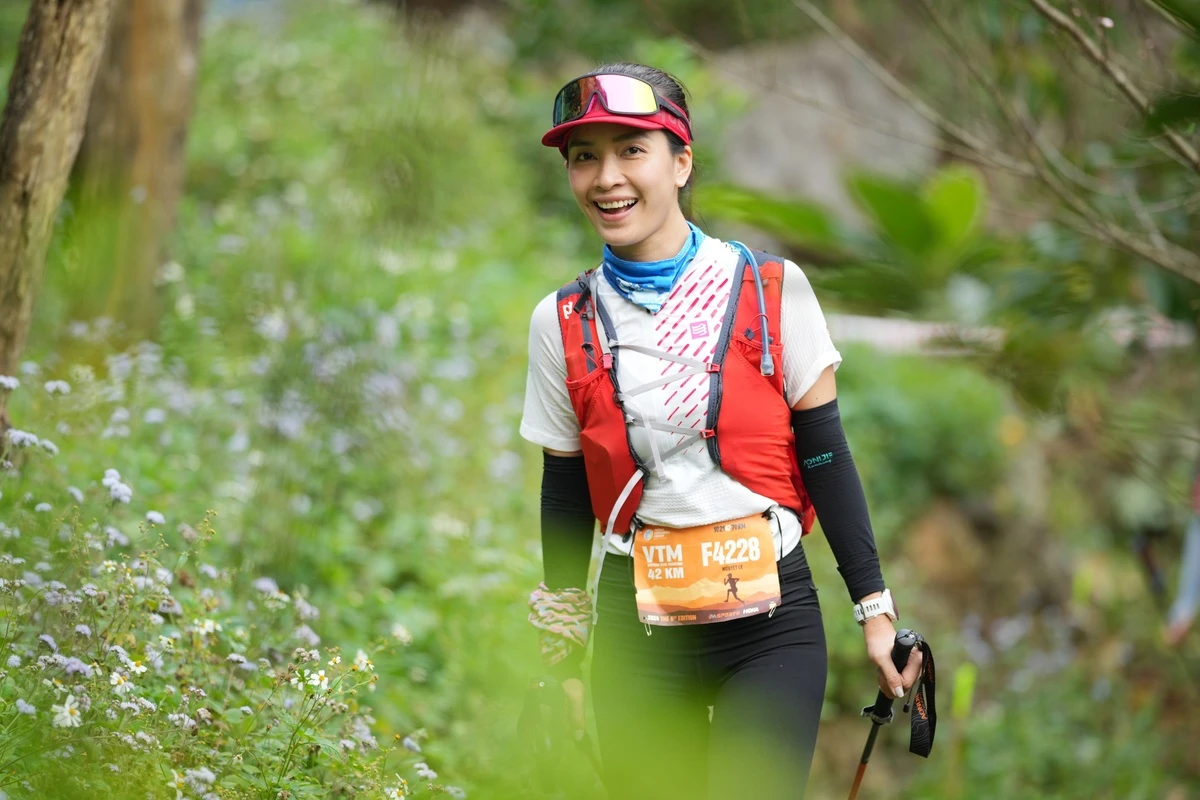 Cung đường chạy VTM năm nay được thiết kế mới ở một số đoạn, uốn lượn qua những thung lũng hoa mận trắng, hoa cải vàng tuyệt đẹp. Đây cũng là giải chạy được ca sĩ Ái Phương chọn để khởi động năm mới.