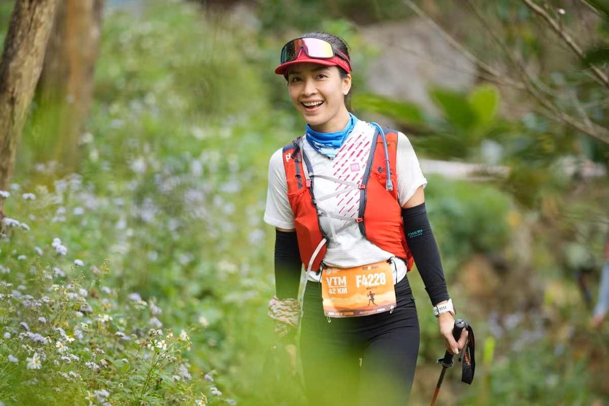 Cung đường chạy VTM năm nay được thiết kế mới ở một số đoạn, uốn lượn qua những thung lũng hoa mận trắng, hoa cải vàng tuyệt đẹp. Đây cũng là giải chạy được ca sĩ Ái Phương chọn để khởi động năm mới.