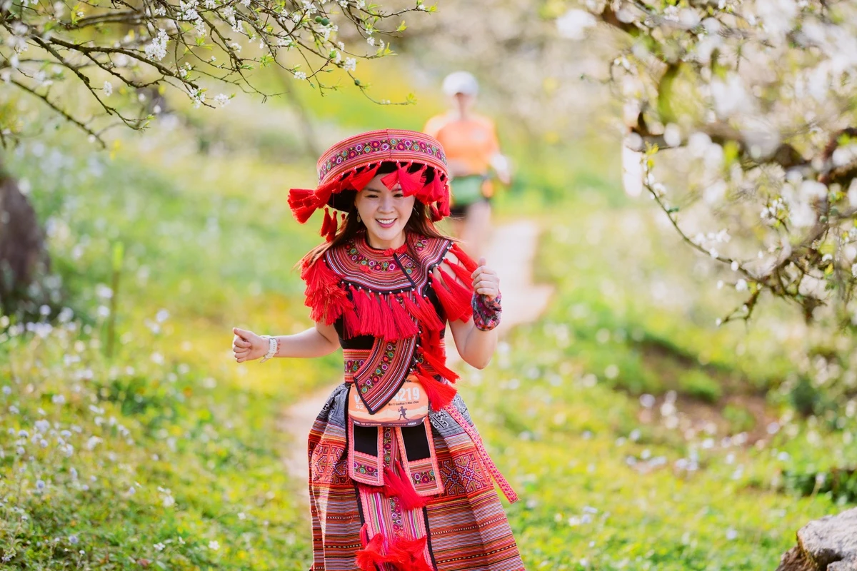 Tham gia cự ly 42 km, nữ du khách đến từ Hà Nội gây ấn tượng khi xuất hiện trên đường chạy trong trang phục truyền thống của người H' Mông. "Màu đỏ của bộ đồ khiến tôi nổi bật giữa rừng hoa, mỗi khi cất bước chạy là tua rua cũng nhảy múa khiến tôi cảm thấy tràn đầy sức sống", chị cho biết cảnh đẹp giúp chị xua tan mệt mỏi.