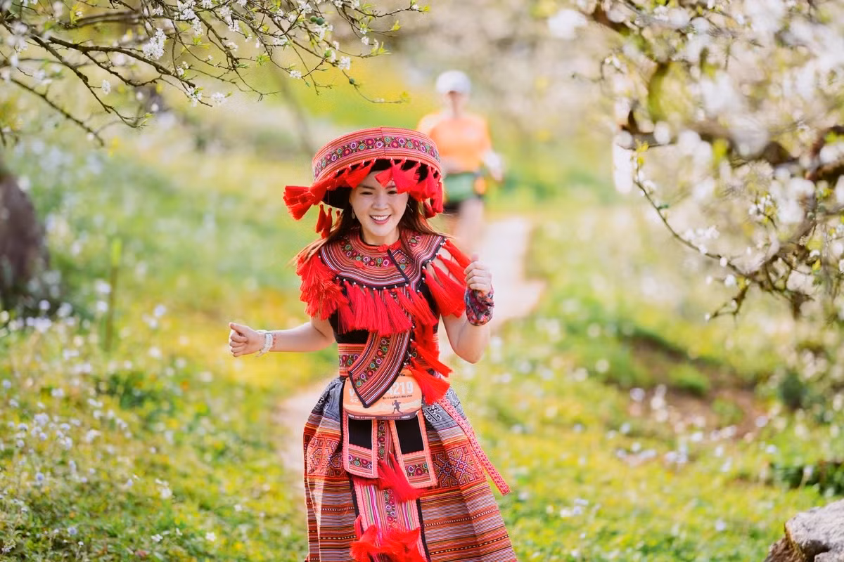 Tham gia cự ly 42 km, nữ du khách đến từ Hà Nội gây ấn tượng khi xuất hiện trên đường chạy trong trang phục truyền thống của người H' Mông. "Màu đỏ của bộ đồ khiến tôi nổi bật giữa rừng hoa, mỗi khi cất bước chạy là tua rua cũng nhảy múa khiến tôi cảm thấy tràn đầy sức sống", chị cho biết cảnh đẹp giúp chị xua tan mệt mỏi.