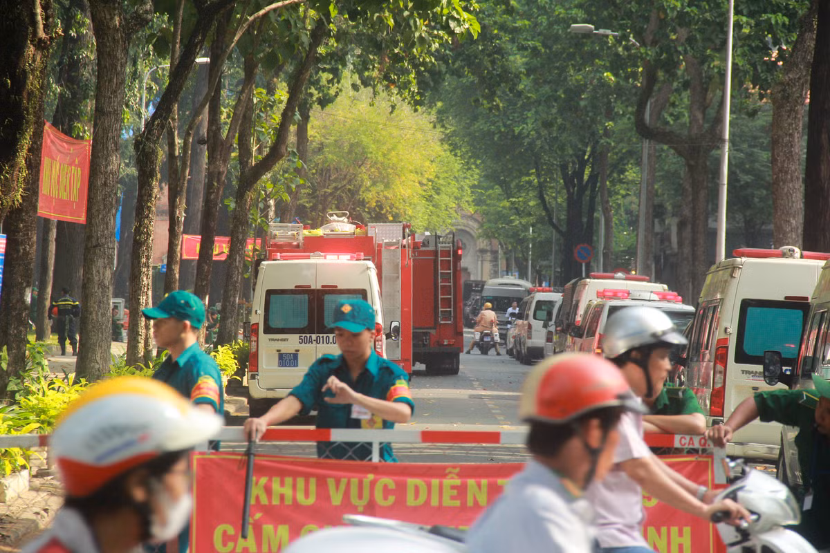 Phong toa khu trung tam Sai Gon, hang tram canh sat dien tap quy mo lon-Hinh-8