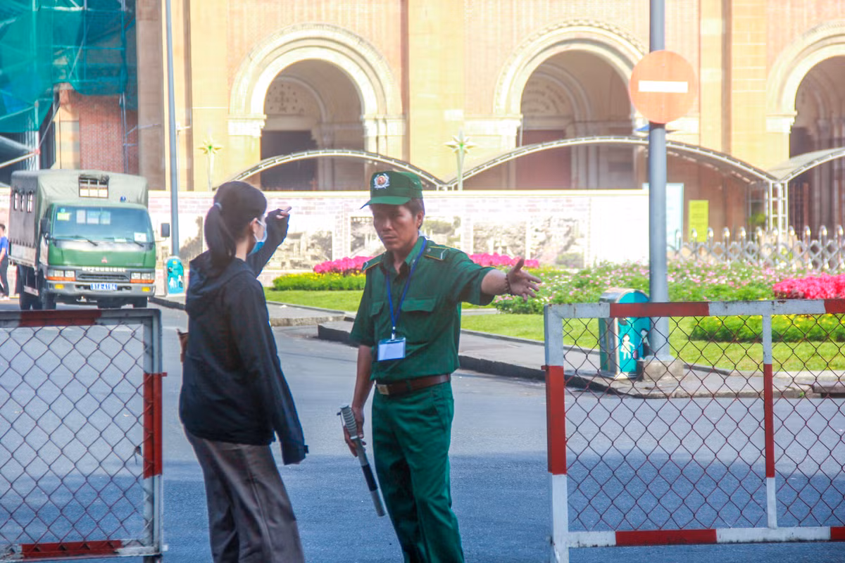 Phong toa khu trung tam Sai Gon, hang tram canh sat dien tap quy mo lon-Hinh-9