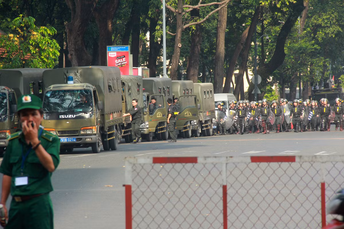 Phong toa khu trung tam Sai Gon, hang tram canh sat dien tap quy mo lon-Hinh-2