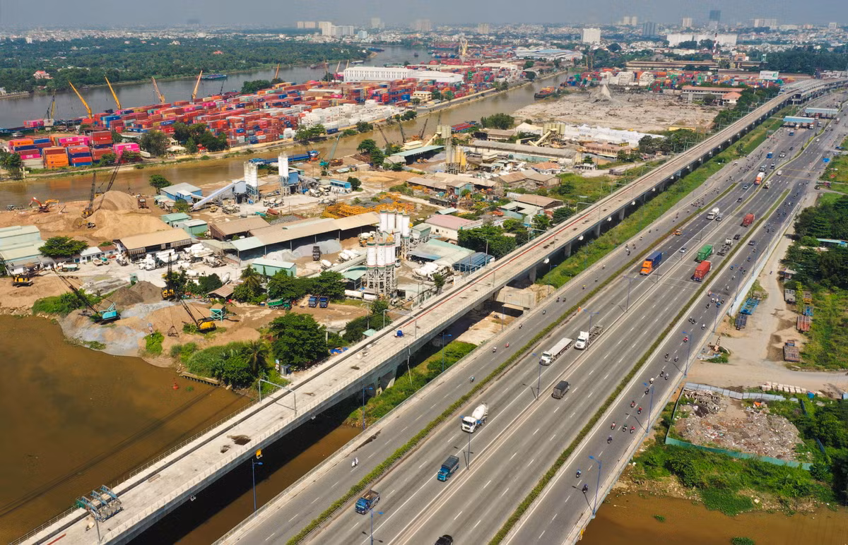 Khu vực Trường Thọ cũng được đề xuất xây dựng trục đường mới theo hướng đông - tây từ Phạm Văn Đồng (Thủ Đức), qua Thanh Đa, đến cảng Trường Thọ, Rạch Chiếc, rồi đi về phía nam của Khu Công nghệ cao TP.HCM và cuối cùng là tới sân bay Long Thành (Đồng Nai).