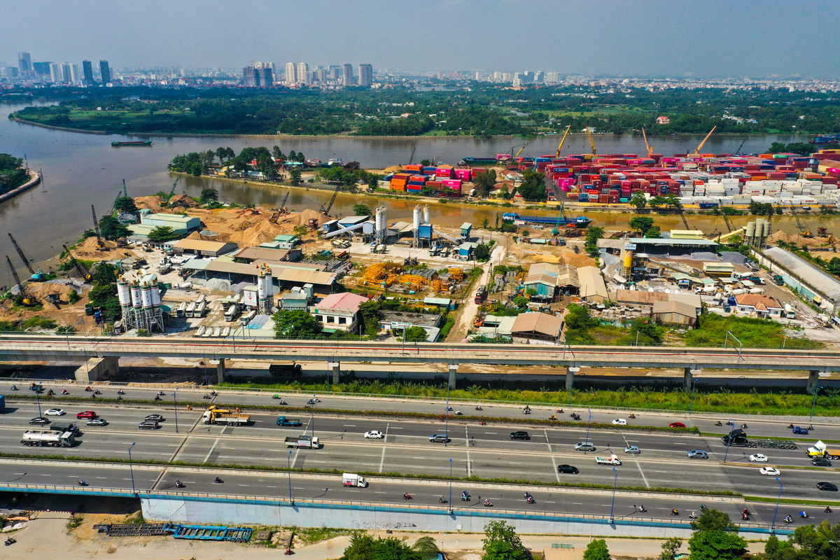 Trong tương lai, nếu cụm cảng Trường Thọ được di dời, một trục đường mới được mở ra đi qua khu vực cảng, một quỹ đất rất lớn nằm ở quận 9 sẽ được mở ra.