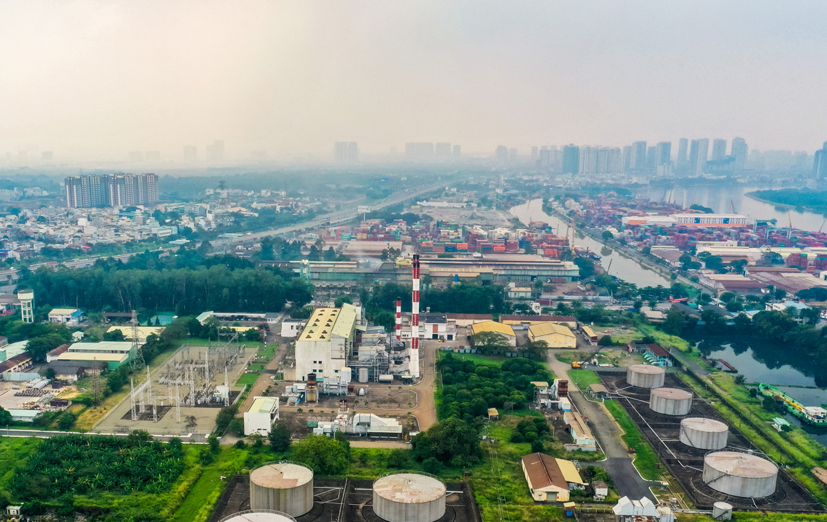 Nằm bên cạnh cụm cảng Trường Thọ là khu nhà máy nhiệt điện Thủ Đức.