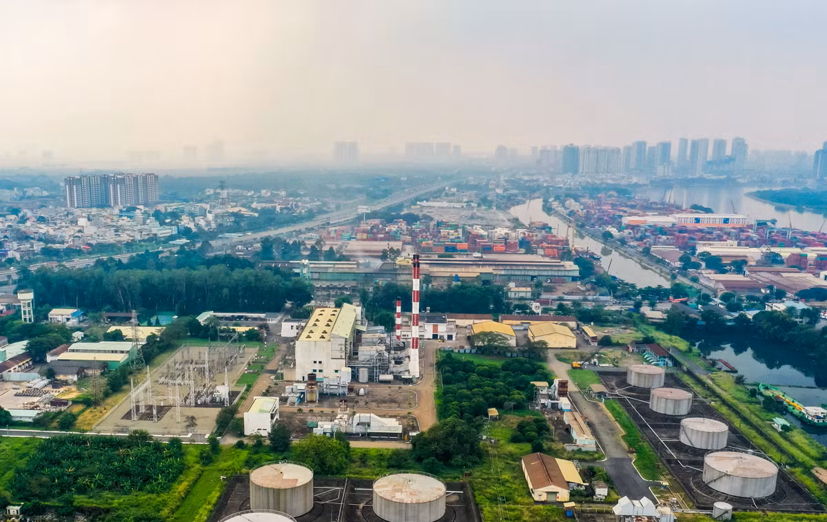 Nằm bên cạnh cụm cảng Trường Thọ là khu nhà máy nhiệt điện Thủ Đức.