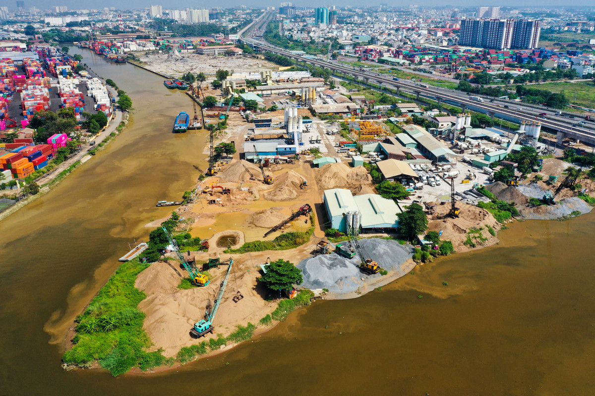 Cụm cảng Trường Thọ có diện tích 63 ha với 3 mặt giáp sông Sài Gòn. Trong đó có 6 cảng nhỏ như: Phước Long, Phước Long 3, Transimex, Phúc Long, Sotrans,... và một số nhà máy thép, trộn bê tông.