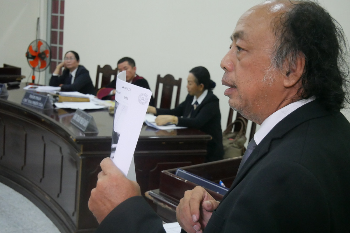 Luật sư bên bị hại đưa ra các hình ảnh thương tích của nạn nhân tại phiên toà.