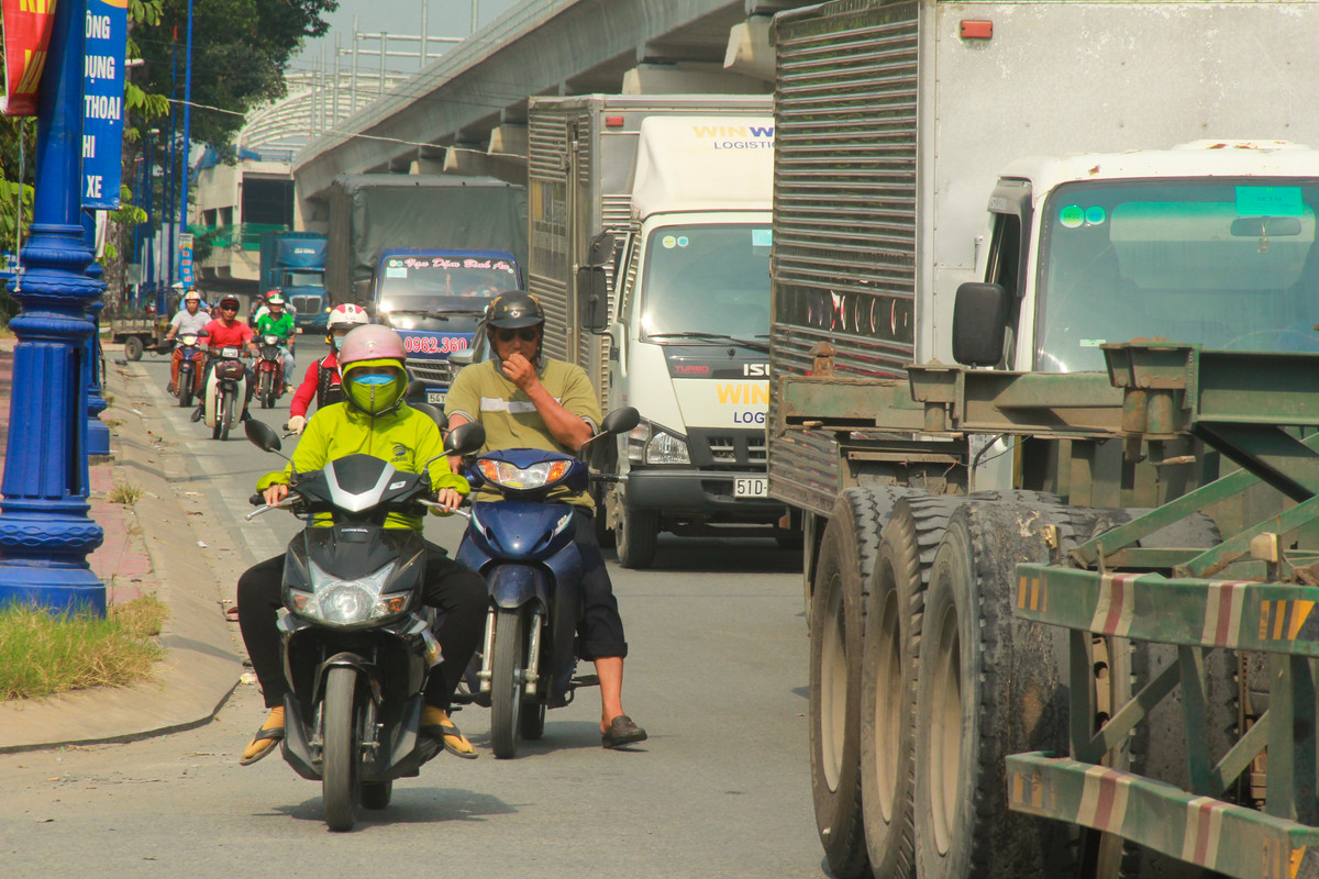 Lượng xe container hoạt động nhiều khiến người tham gia giao thông lo lắng bởi thường xuyên xảy ra tai nạn thương tâm.