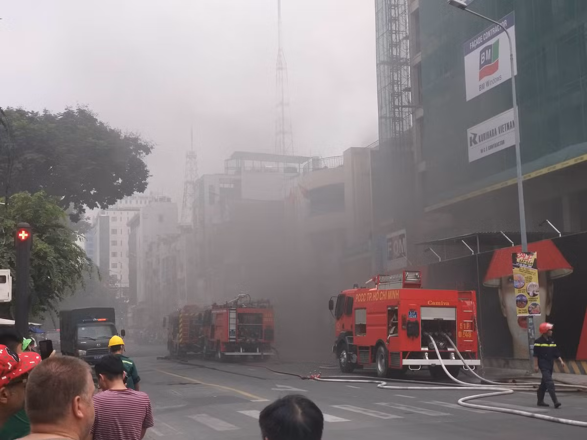 Chay lon tai cao oc Wink Sai Gon Center Hotel, nhieu nguoi thao chay vi khoi den bao trum