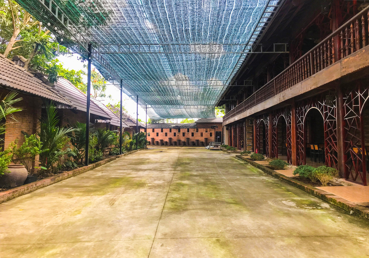 Phía sau dãy nhà nghỉ là khu nhà hàng 2 lầu bằng gỗ rất lớn.