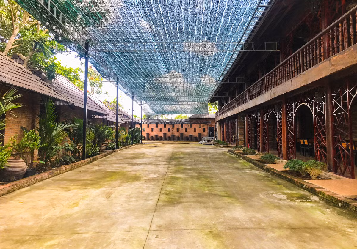 Phía sau dãy nhà nghỉ là khu nhà hàng 2 lầu bằng gỗ rất lớn.