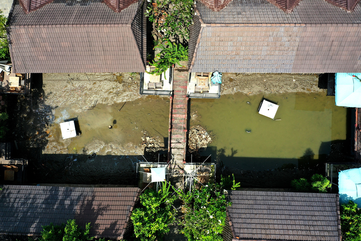 Khu vực hồ cá bên trong resort, hai bên là hai dẫy phòng của khu nhà nghỉ.