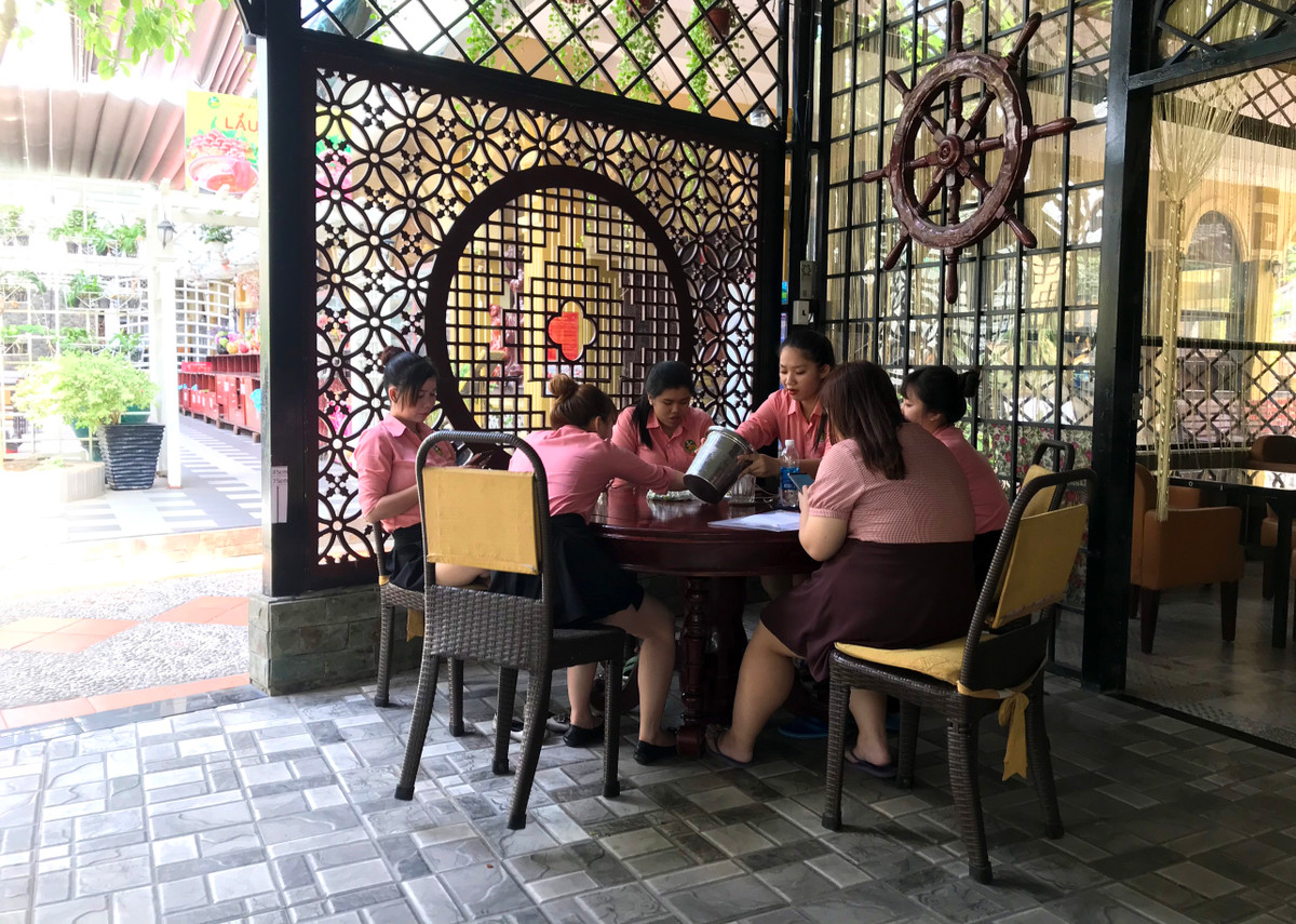 Tuy vắng khách nhưng các nhân viễn vẫn đi làm bình thường.