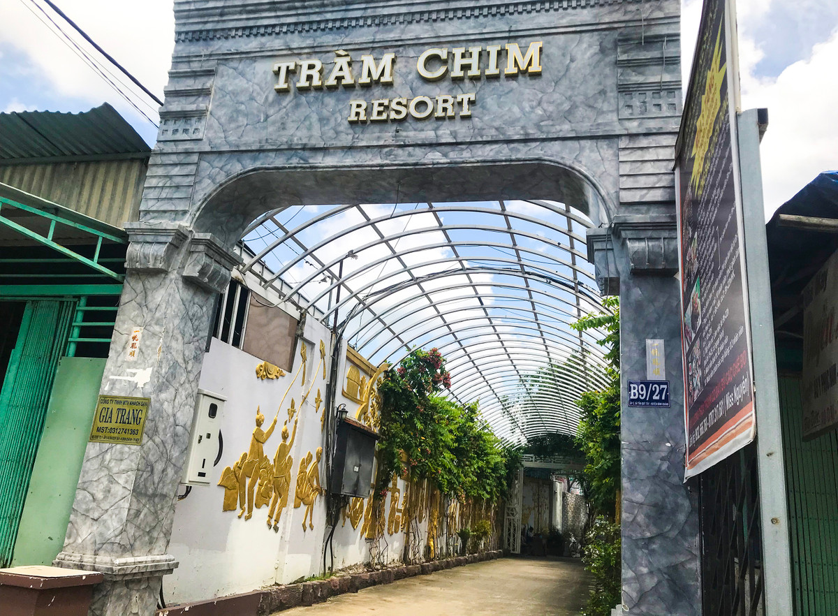 Cổng khu resort Tràm Chim vẫn mở đón khách bình thường sau khi có lệnh cưỡng chế.