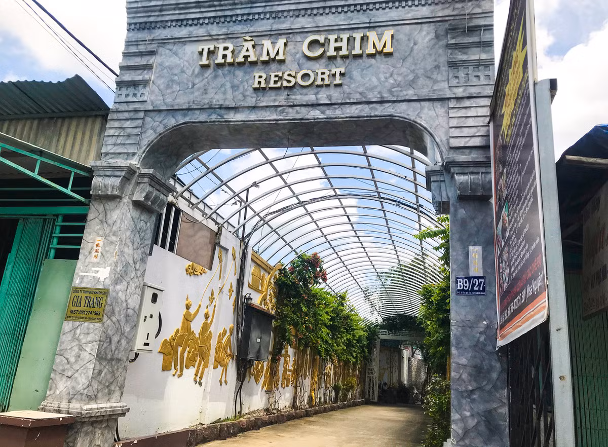 Cổng khu resort Tràm Chim vẫn mở đón khách bình thường sau khi có lệnh cưỡng chế.