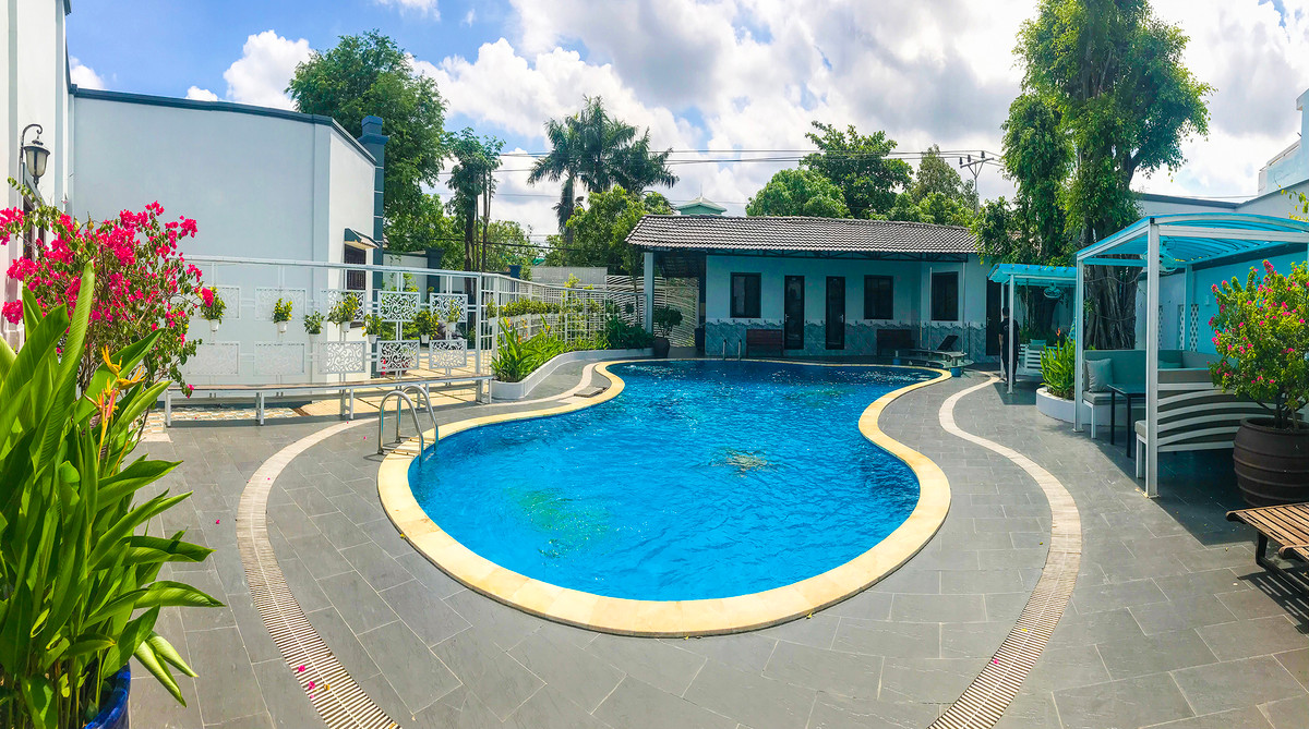 Khu vực hồ bới phía sau khu resort vắng khách.