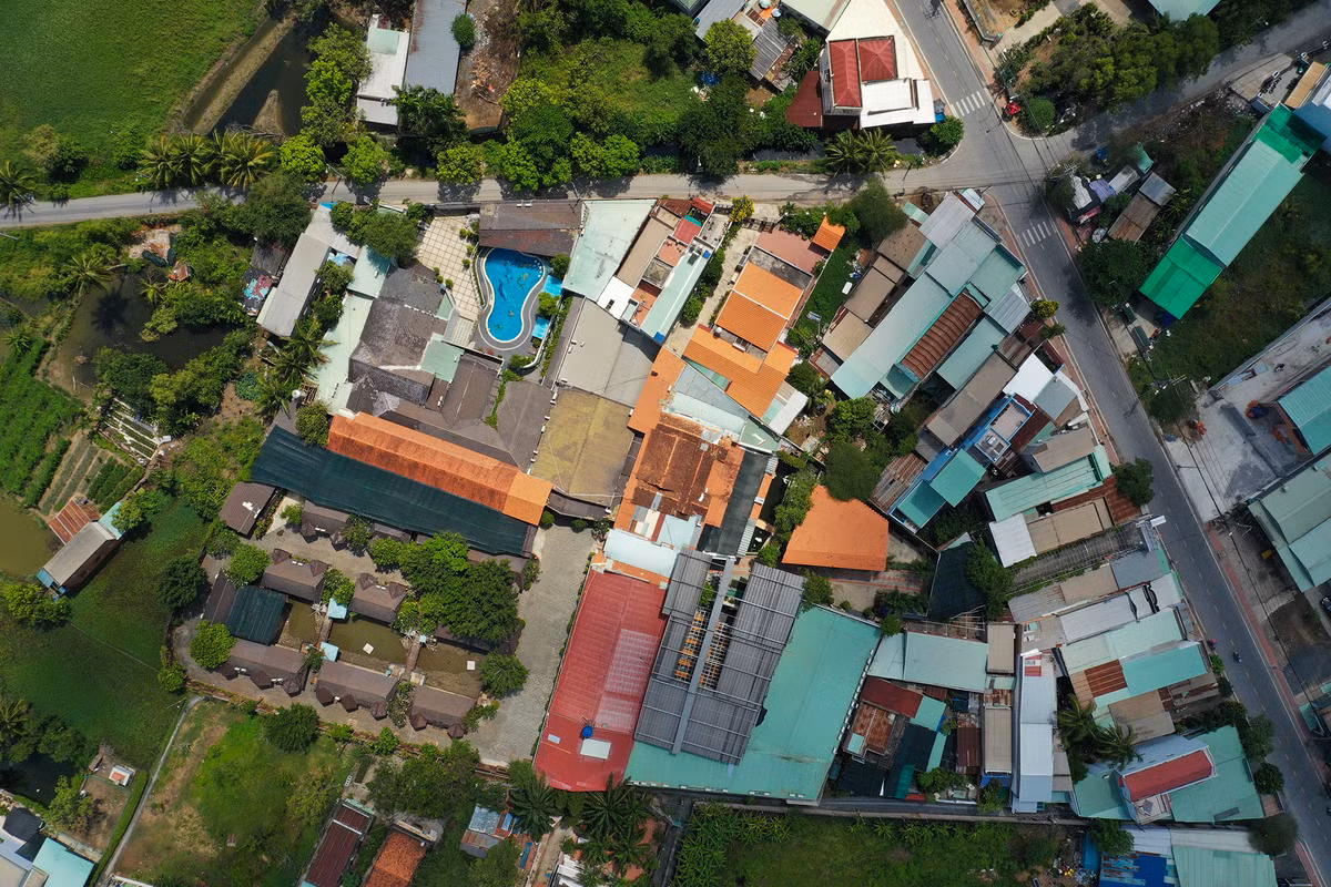 Khu tổ hợp Gia Trang quán - Tràm Chim Resort xây dựng ngay trong khu dân cư, mặt tiền là đường Đoàn Nguyễn Tuấn, cách QL 1A gần 1km.