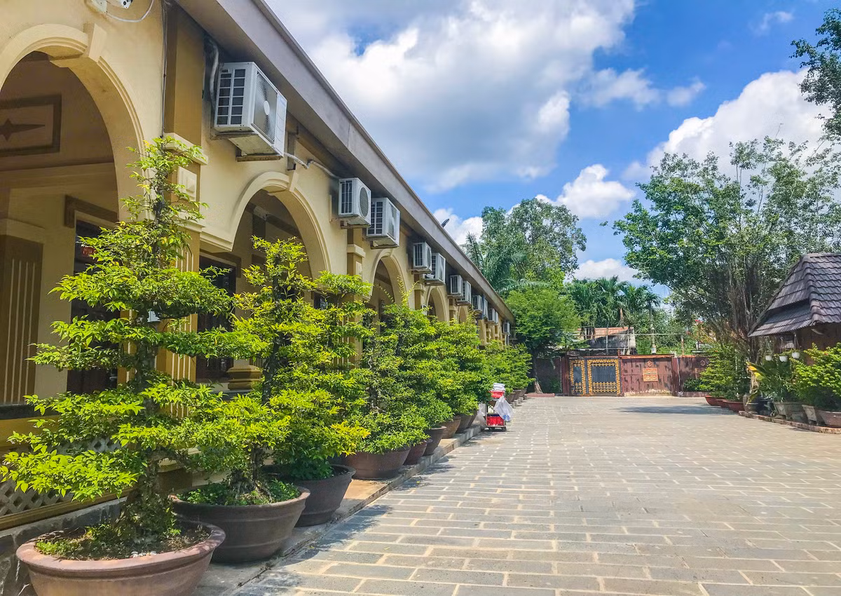 Theo ghi nhận của PV, sau khi có quyết định cưỡng chế, khu resort này vẫn hoạt động bình thường. Bên trong các nhân viên, bảo vệ vẫn có mặt, khách tới uống cafe vẫn được mời vào.