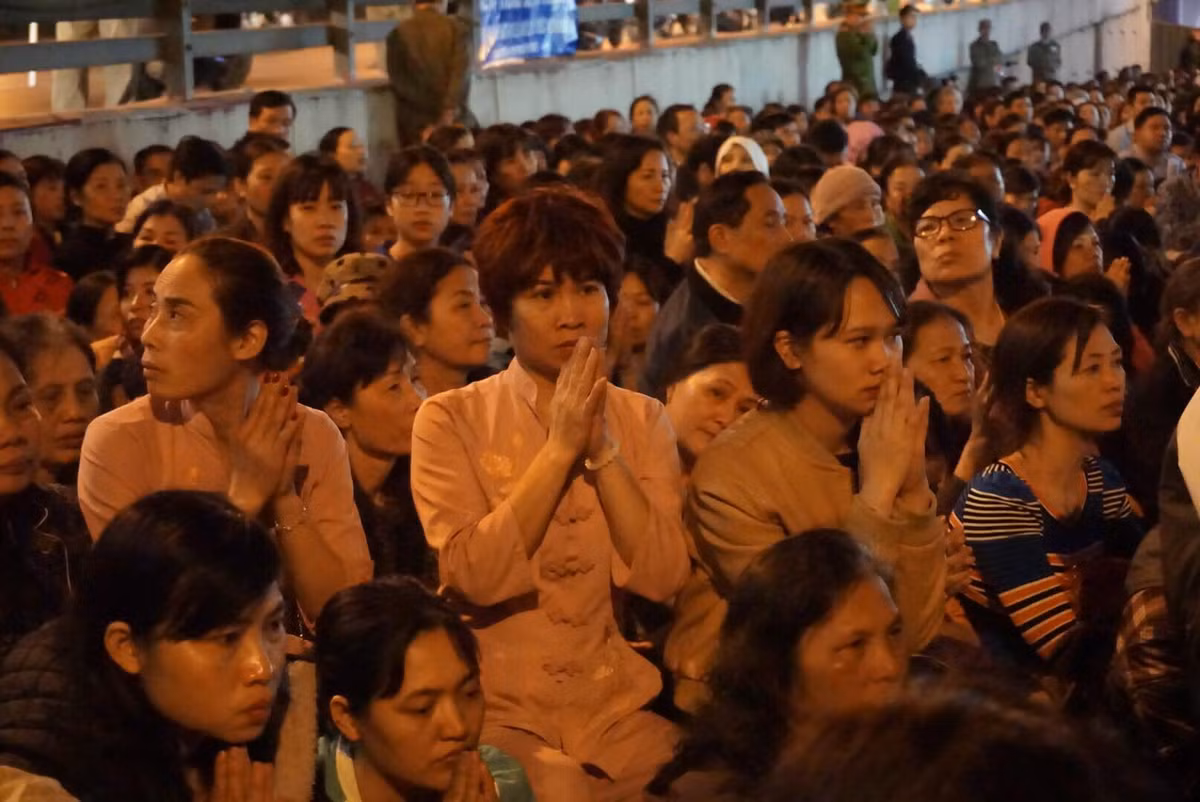 Do quy mô chùa nhỏ, không có không gian rộng nên hầu hết người dân phải đứng ngoài đường. Trong ảnh, người dân ngồi tràn ra lòng đường để ngồi hoặc đứng, chắp tay hướng về phía Tam Bảo chùa Phúc Khánh.