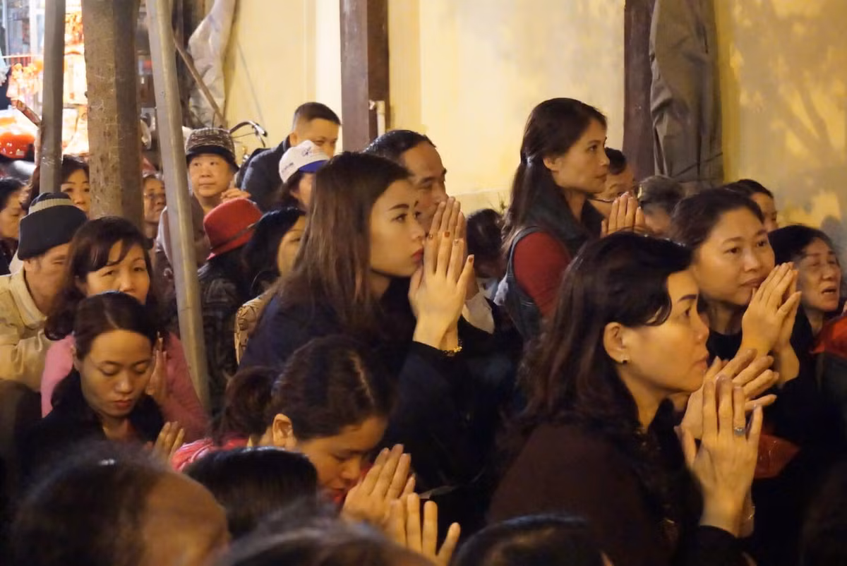 Ai cũng nguyện cầu một năm mới an lành, gặp dữ hóa lành.