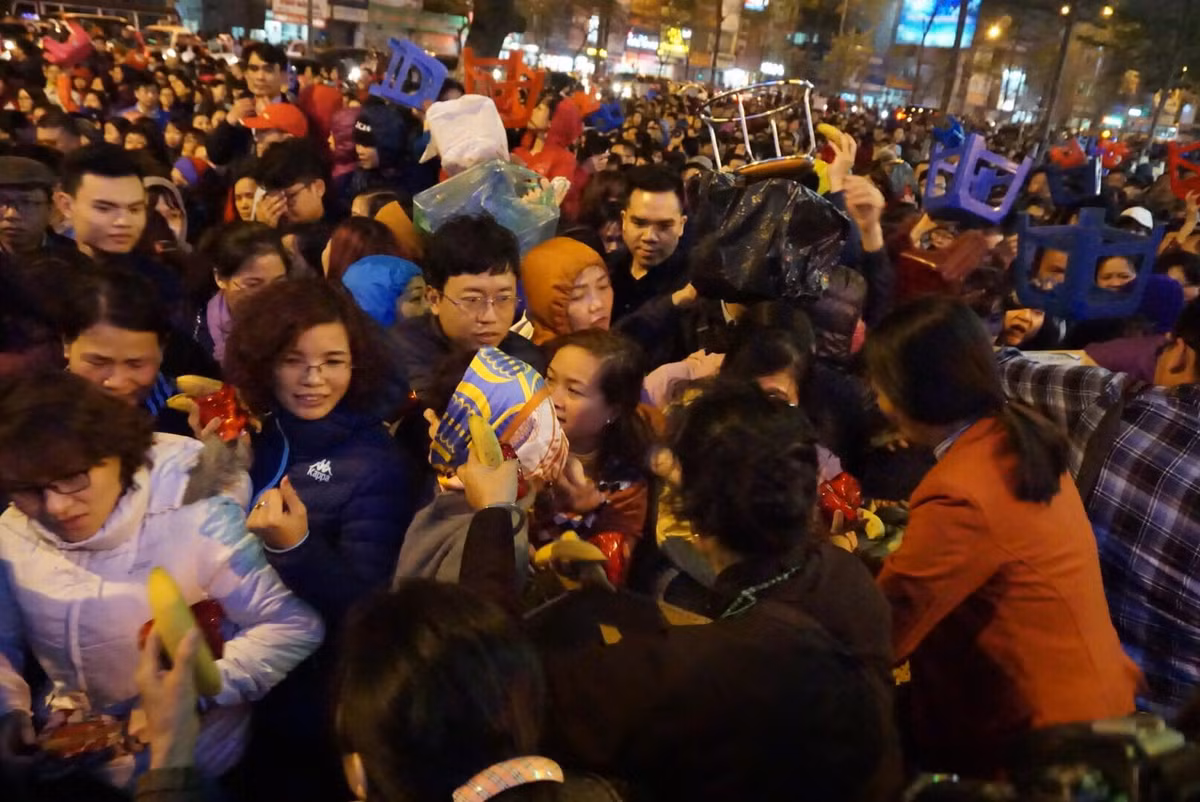 Ai cũng mong co một phần lộc dù chỉ là quả chuối, gói bánh nhỏ.