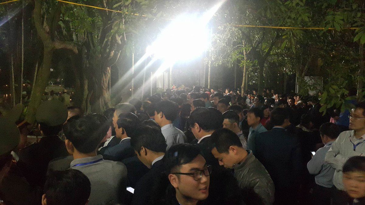 Không còn một chỗ nào để có thể ngồi mà chỉ đứng.