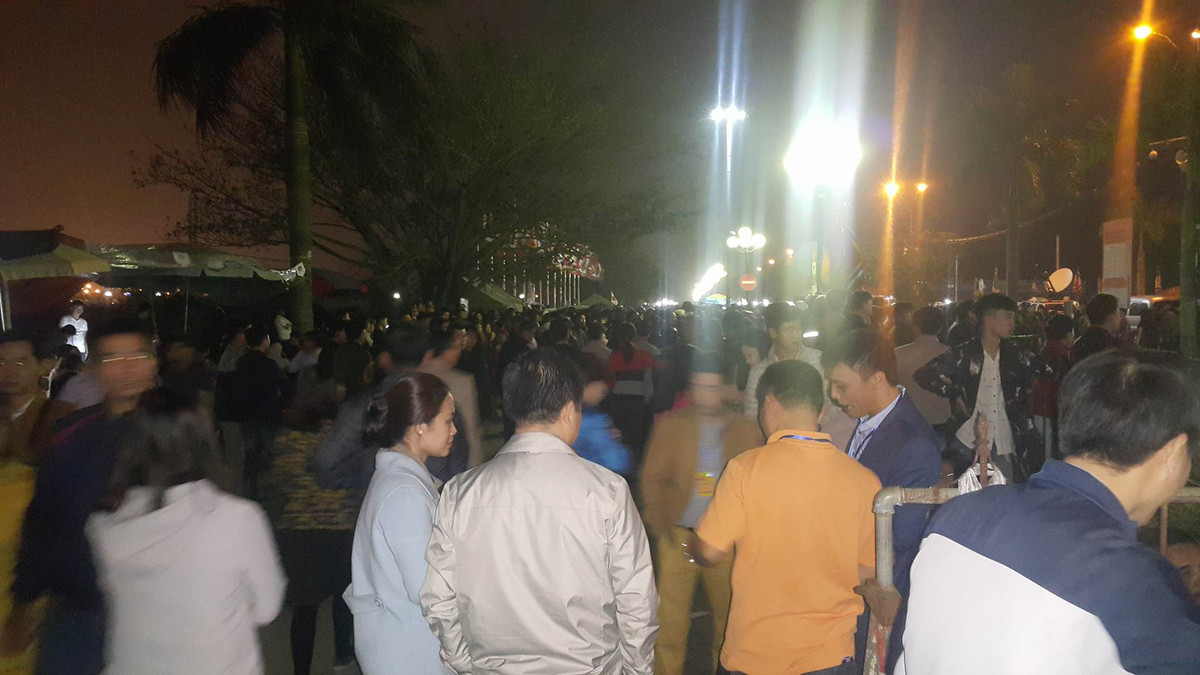 Tại các điểm thờ tự như đền Thiên Trường, đền Trùng Hoa, đền Cố Trạch, lượng người tập trung đông nghịt.