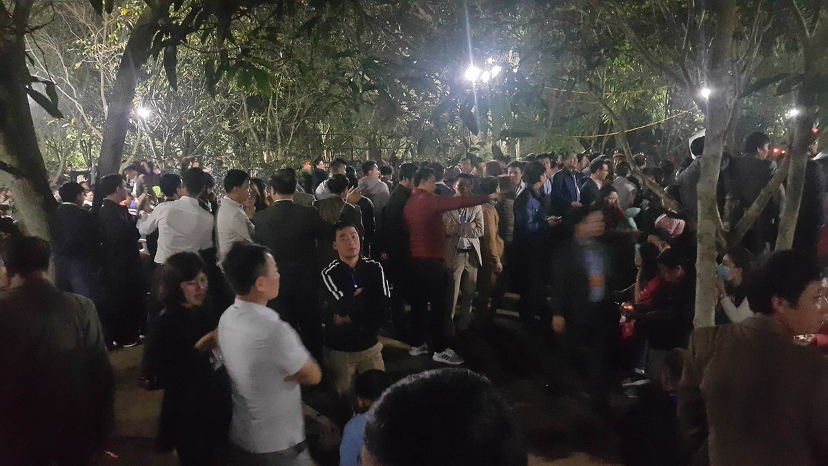 Đâu đâu cũng là người, nhiều chỗ du khách chỉ có thể đứng chờ.