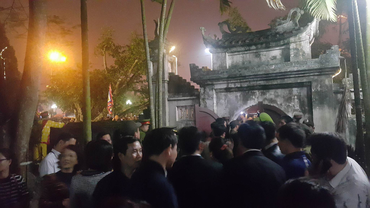 Ghi nhận của phóng viên Kiến Thức tại lễ hội phát ấn đền Trần 2018, lúc này đã có tới gần 1 vạn người kéo về sân đền dù phải sáng sớm mai mới chính thức phát ấn.