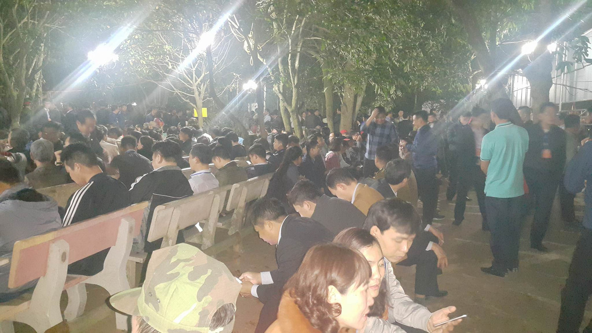 Khu vực tập trung các đại biểu khắp các tỉnh thành cả nước được mời về dự lễ khai ấn thì thông thoáng hơn một chút,...