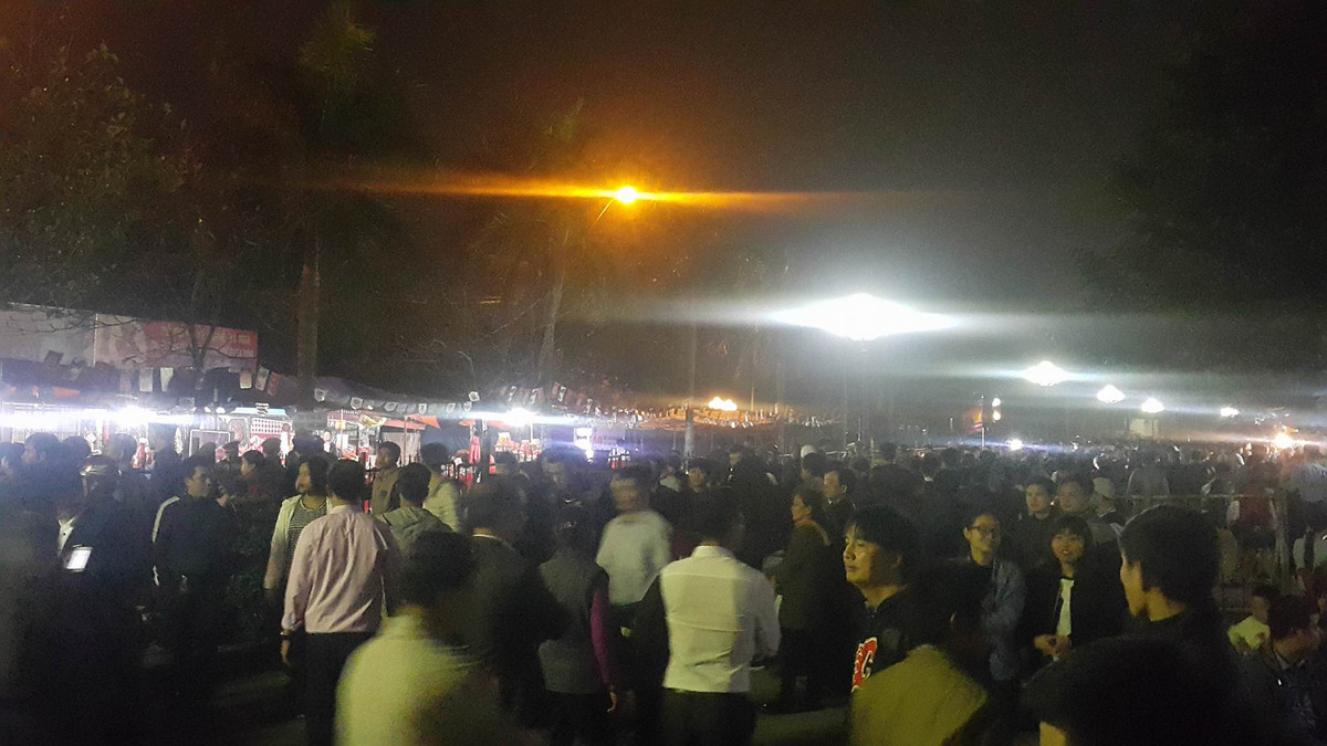 Càng về đêm, lượng người đổ về mỗi lúc một đông.