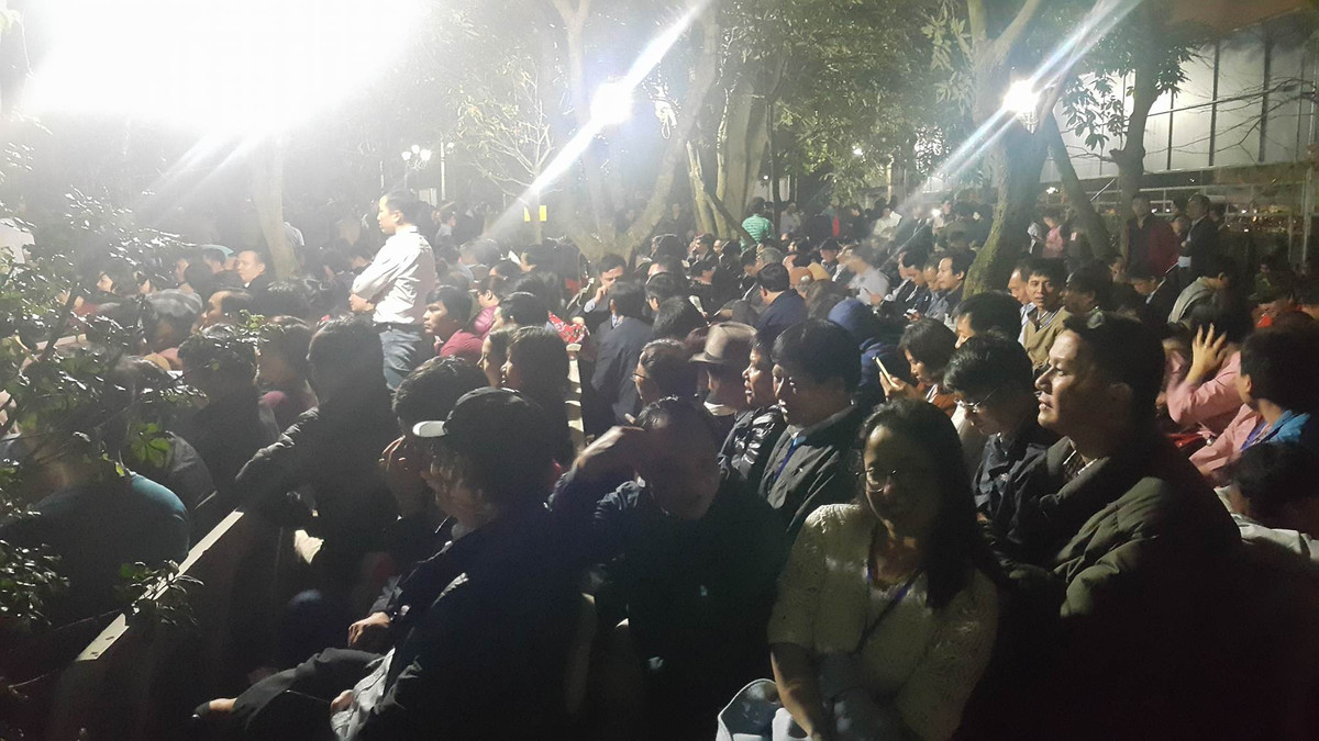 Những người dự khai hội đền Trần năm nay chắc hẳn sẽ phải trắng đêm.