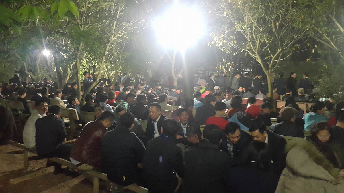 ...may mắn là có chỗ để ngồi nghỉ ngơi.