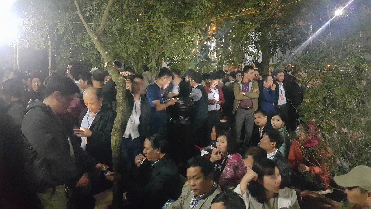 Bốn cánh ấn bằng giấy màu vàng sẽ được Trưởng từ đền Trần cất giữ sau đó dâng lên các đình, chùa thuộc phường Lộc Vượng. Sau khi khai ấn xong, từ 23h55, Ban tổ chức sẽ mở cửa đền cho người dân, du khách vào lễ.