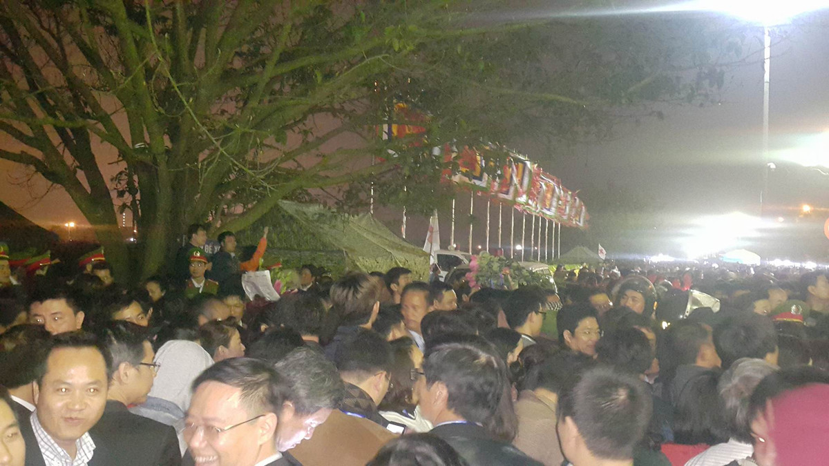 Khu vực phía ngoài đền Trần ken đặc người.