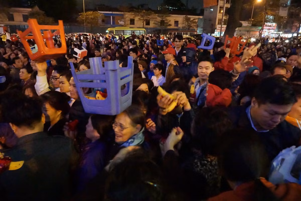 Sau khi kết thúc đại lễ cầu an chùa Phúc Khánh, hàng nghìn người lại tiếp tục vừa cầm ghế, vừa cố nhoi lên để nhận lấy lộc chùa.