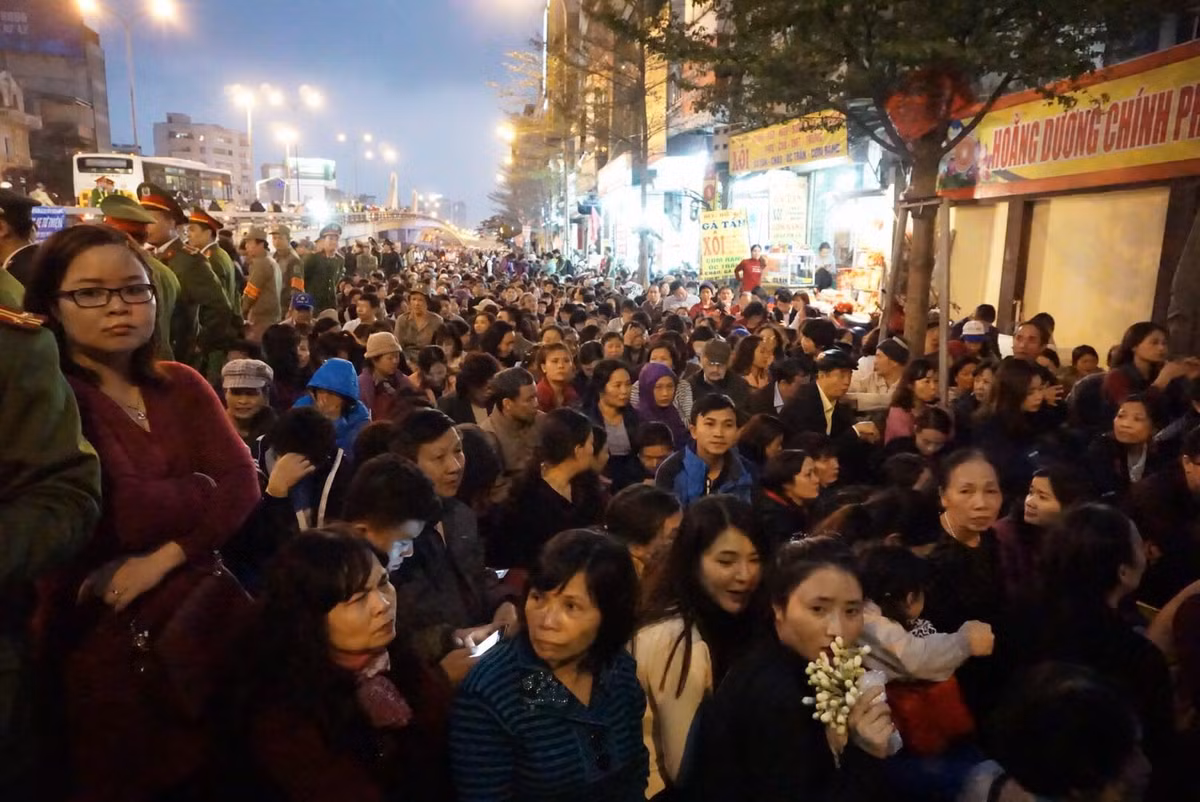 Tối nay 1/3 (tức 14 tháng giêng âm lịch), theo lệ truyền thống sẽ là ngày lễ cầu an. Vào dịp này, nhiều đình chùa sẽ tổ chức khóa lễ để mọi người tới dâng hương, thành tâm lễ phật, cầu mong một năm bình an, hạnh phúc.Tại Hà Nội có nhiều điểm tổ chức lễ cầu an. Tuy nhiên, nổi tiếng và được cho rằng linh thiêng nhất là chùa Phúc Khánh.