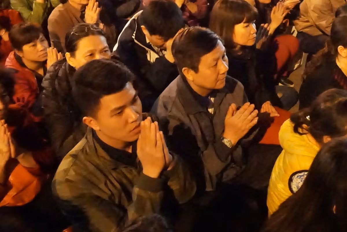 Năm nay, công an Quận Đống Đa đã huy động 13 đội nghiệp vụ, công an 16 phường với hơn 300 chiến sĩ, 100 bảo vệ dân phố được bố trí làm 3 vòng khép kín chốt chặn tại các điểm.