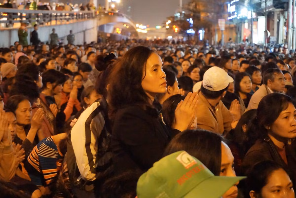 Để đảm bảo ATGT, giúp các phương tiện đi lại thuận lợi, lực lượng CSCĐ, CSGT đã được phân bố chốt chặn tại các tuyến đường, ngã tư như Tây Sơn – Chùa Bộc, Tây Sơn – Láng - Ngã Tư Sở.