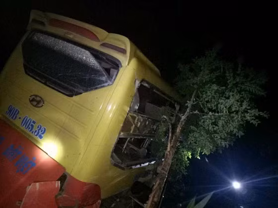 Cận cảnh chiếc xe khách lao vực sâu khoảng 100m ở khu vực đèo Lò Xo – vị trí chiếc xe gặp nạn từng xảy ra nhiều vụ tai nạn giao thông thảm khốc trước đây. Nguồn ảnh: SGGP